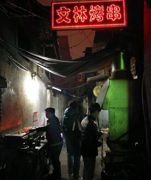 探索隐藏版小巷美食，狼网独特风味小店之旅