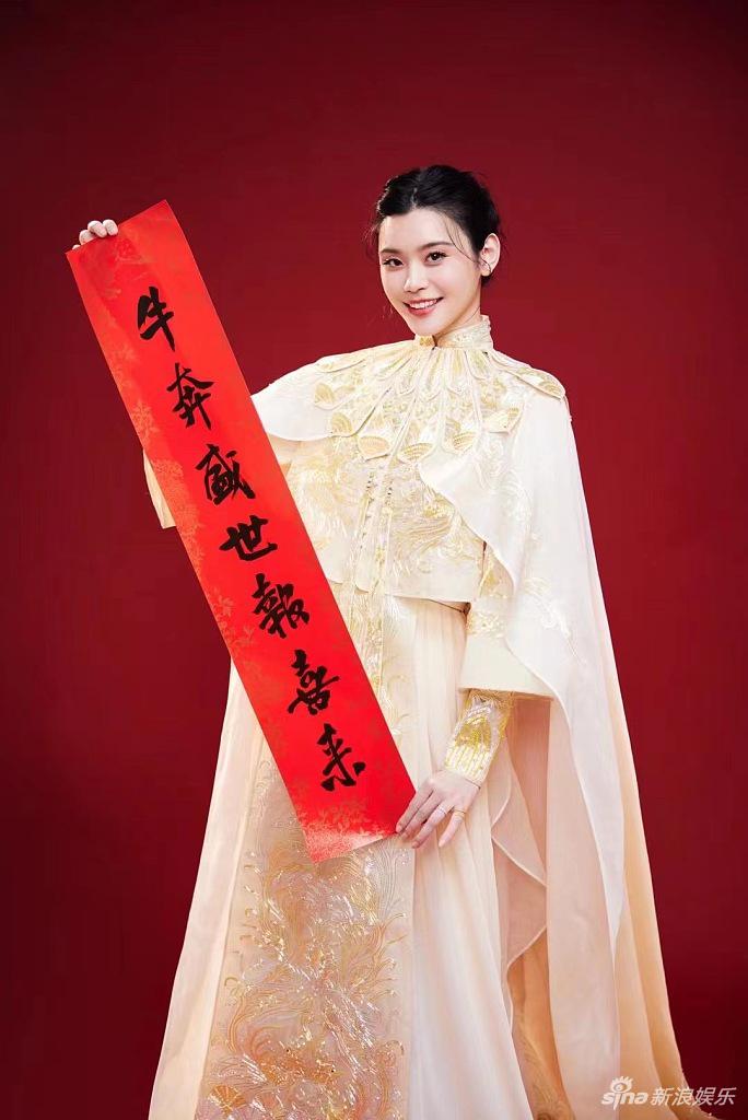 凤姐时尚新篇章，人生惊艳开启，最新动态引领潮流风潮！