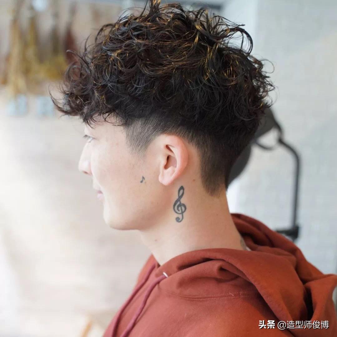 男士最新烫发时尚，潮流发型设计与探索