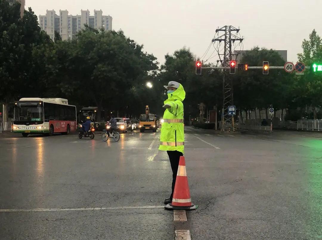 意外降雨背后的自信与成就之旅