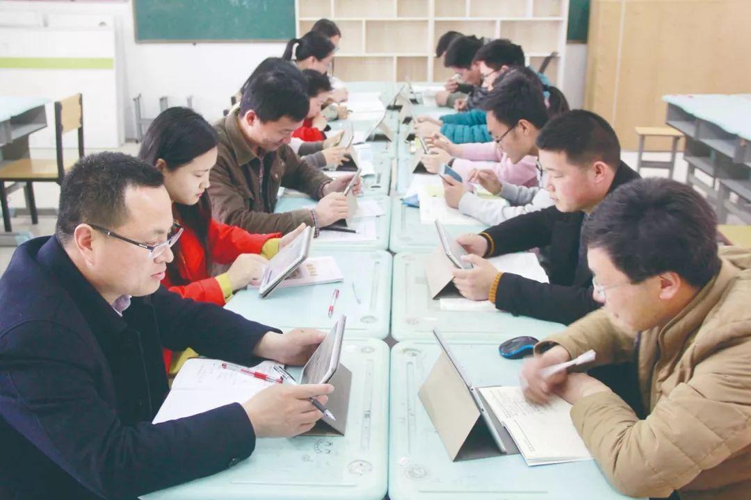 新一代电脑，智慧之旅的启程，拥抱变化，自信闪耀的时代